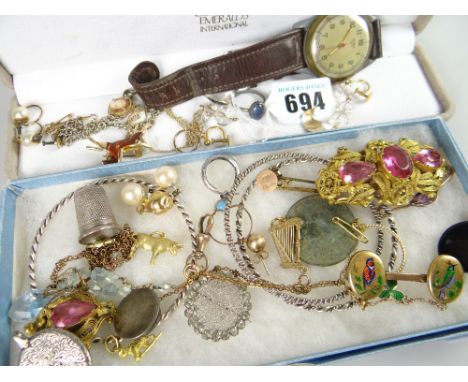 An interesting parcel of jewellery and charms including 9ct yellow gold Celtic harp charm, silver thimble, a Gisa Swiss vinta