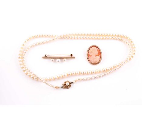 A cultured pearl necklace necklace with yellow metal floral clasp, together with a yellow metal and pearl bar brooch, 3.4 cm 