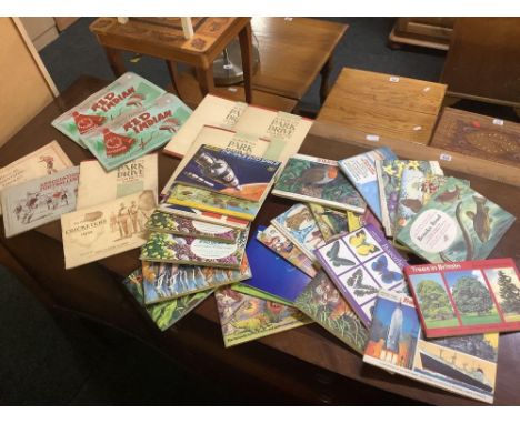 CARTON OF MANY VINTAGE CIGARETTE CARDS &amp; BROOK BOND T CARDS IN ALBUMS