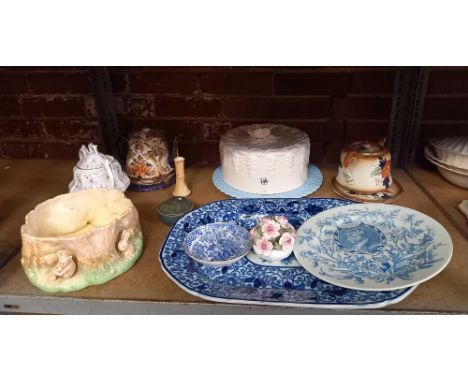 SHELF WITH ROUND CHEESE DISH, 2 POTS WITH STANDS, BLUE &amp; WHITE MEAT PLATE, A SYLVAC VASE NO.1514 &amp; A COMMEMORATIVE PL