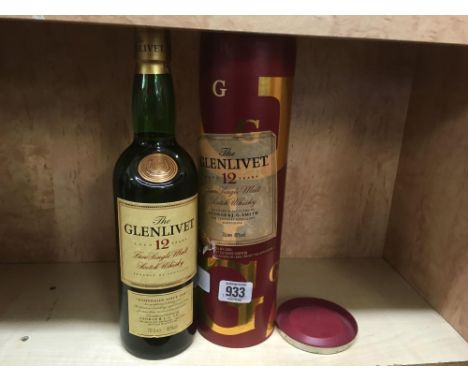 BOTTLE OF GLENLIVET 12 YEAR OLD SINGLE MALT SCOTCH WHISKY IN 70cl BOTTLE