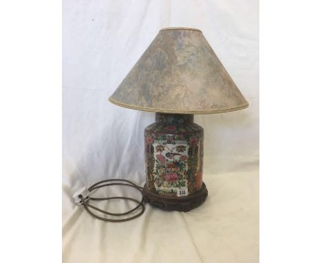 HAND PAINTED HEAVILY DECORATED CHINESE TABLE LAMP ON WOODEN BASE IN THE FORM OF A GINGER JAR WITH SHADE, NEEDS RE-WIRING