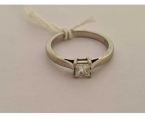 PRINCESS CUT SOLITAIRE DIAMOND RING SET IN PLATINUM, SIZE 'K'