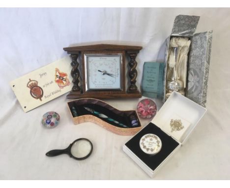 CARTON WITH AN OAK BAROMETER, PEN SET, GLASS PAPERWEIGHT, MAGNIFYING GLASS &amp; BUCKINGHAM PALACE TRINKET POT