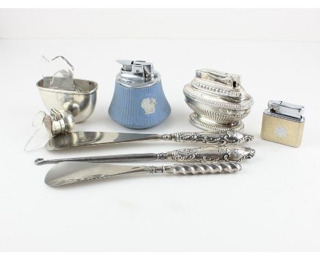 An Edwardian silver mounted shoe horn and button hook set, by Thomas Hayes, assayed Birmingham 1902, having silver handles re