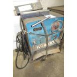 soudeuse HOBART sur chariot comprenant 3 boîtes de tiges