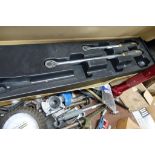 LOT d'outils manuels & pièces, bureau avec tiroir