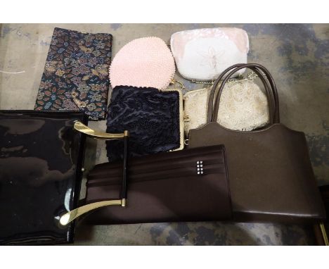 Quantity of mixed handbags and clutches. P&amp;P Group 2 (£18+VAT for the first lot and £3+VAT for subsequent lots) 