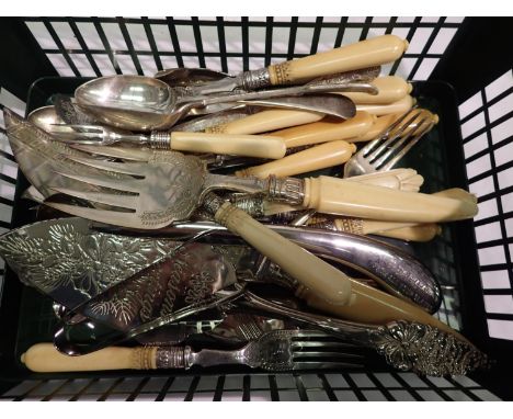 Mixed plated flatware including shellfish picks. P&amp;P Group 3 (£25+VAT for the first lot and £5+VAT for subsequent lots) 
