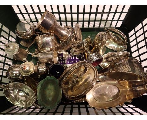 Mixed silver plate to include cruets and sauce boats. P&amp;P Group 3 (£25+VAT for the first lot and £5+VAT for subsequent lo