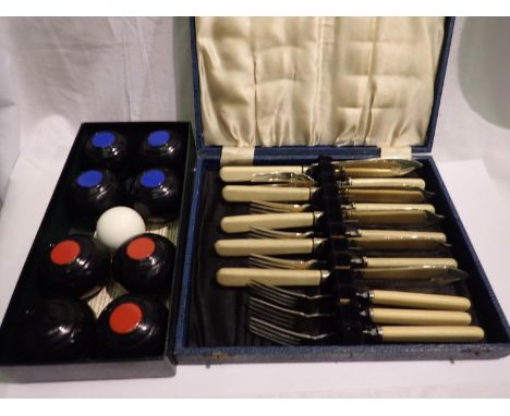 Boxed carpet bowls (as new) and cased fish cutlery. P&amp;P Group 2 (£18+VAT for the first lot and £3+VAT for subsequent lots