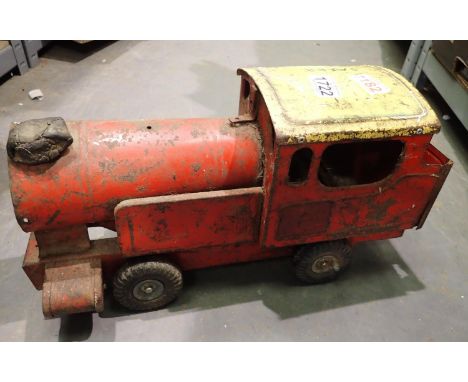 Triang vintage toy train. P&amp;P Group 2 (£18+VAT for the first lot and £3+VAT for subsequent lots) 