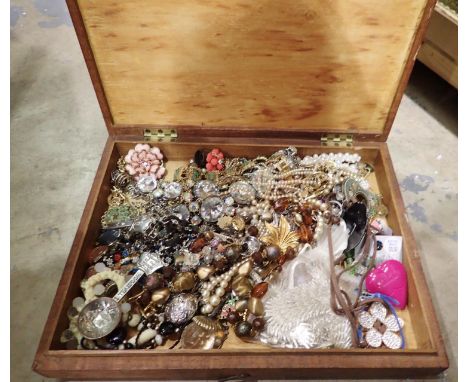 Box of mixed costume jewellery including pearls. P&amp;P Group 2 (£18+VAT for the first lot and £3+VAT for subsequent lots) 