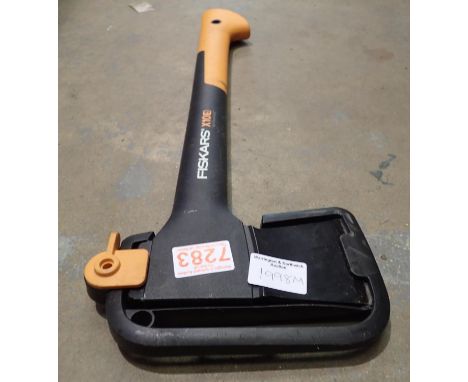 Fiskars fibreglass handled axe. P&amp;P Group 1 (£14+VAT for the first lot and £1+VAT for subsequent lots) 