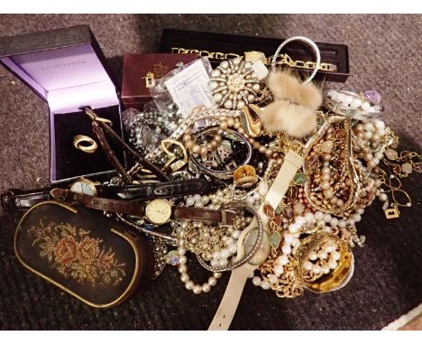 Quantity of mixed costume jewellery and watches. P&amp;P Group 1 (£14+VAT for the first lot and £1+VAT for subsequent lots) 