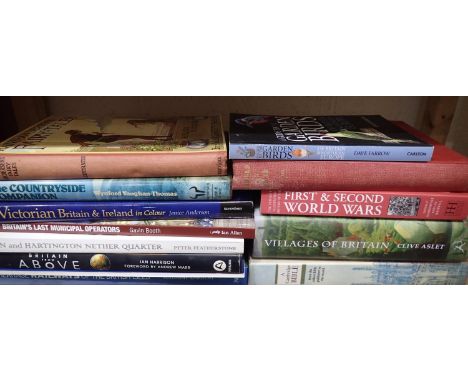 Selection of mixed books. P&amp;P Group 2 (£18+VAT for the first lot and £3+VAT for subsequent lots) 