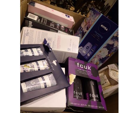 Collections of womens toiletries including gift sets. P&amp;P Group 2 (£18+VAT for the first lot and £3+VAT for subsequent lo