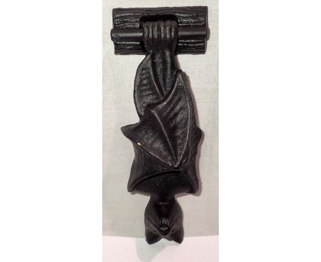 Cast iron bat door knocker, H: 12 cm. P&amp;P Group 1 (£14+VAT for the first lot and £1+VAT for subsequent lots) 