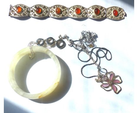 Mixed grade silver jewellery and an onyx bangle. P&amp;P Group 1 (£14+VAT for the first lot and £1+VAT for subsequent lots) 