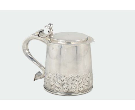 An embossed and chiselled silver Tankard, silversmith Marmaduke Best, York 1674 corpo troncoconico con decoro fitoforme alla 