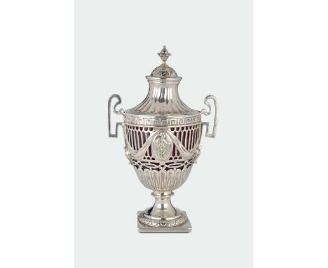 A silver two-handled vase with fretworked body, silversmith Samuel-Wood, London 1772 decoro con cornici e festoni di gusto ne