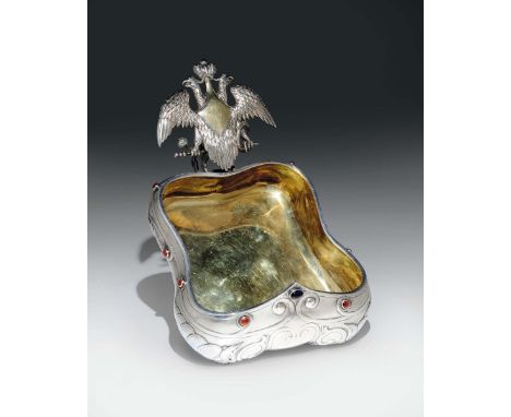 Grande Kovsh in argento fuso, sbalzato, cesellato e dorato con applicazioni di pietre dure cabochon, Russia, punzone di Faber