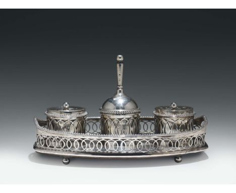 Calamaio in argento sbalzato fuso e traforato. Argentiere Bernardino Bianchi, Perugia 1801-1811, composto da vassoio con ring