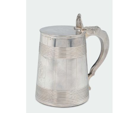 A silver Tankard, silversmiths Rich. Carter, Danile Smith and Robert Sharp, London 1784 corpo cilindrico a botte, incisione c