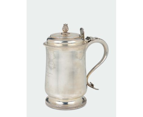 A large silver Tankard, silversmiths Peter & William Bateman, London 1809 corpo svasato e piede circolare, cornici godronate 