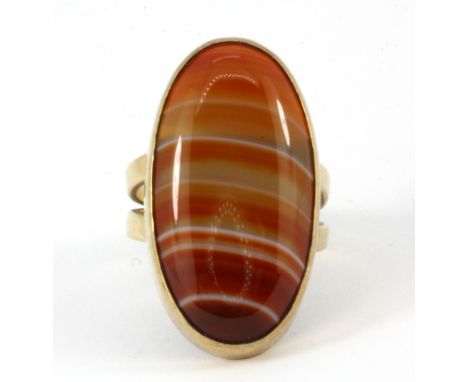 A 9ct yellow gold banded agate set ring, (R).