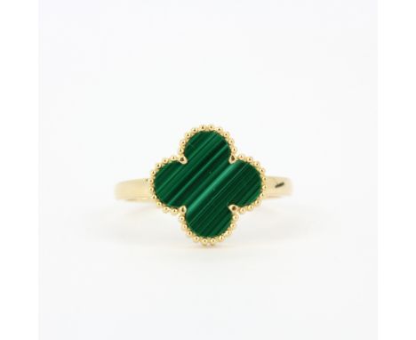 An 18ct yellow gold malachite set ring, Dia. 1.3cm,  (O).