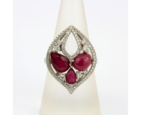 A 925 silver ring set with cabochon cut rubies and white stones, (N).