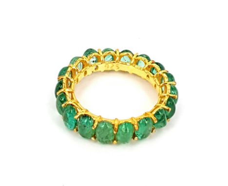 A gold on 925 silver full eternity ring set with cabochon cut emeralds (R).