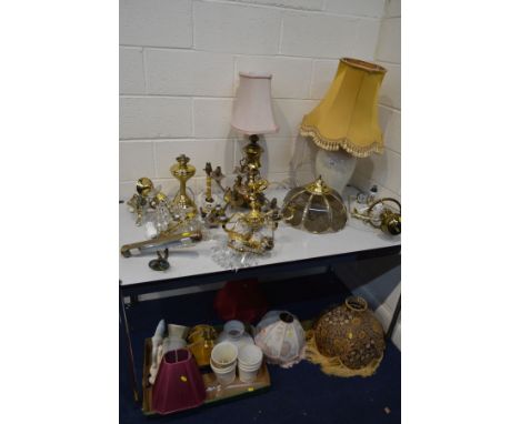 A QUANTITY OF VARIOUS LIGHTING, to include a cream ceramic table lamp with a fabric shade, a brassed table lamp with shade, t