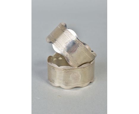 A PAIR OF NAPKIN RINGS, designed with an engine turned centre and a vacant cartouche, zigzag trim and scalloped edges, hallma