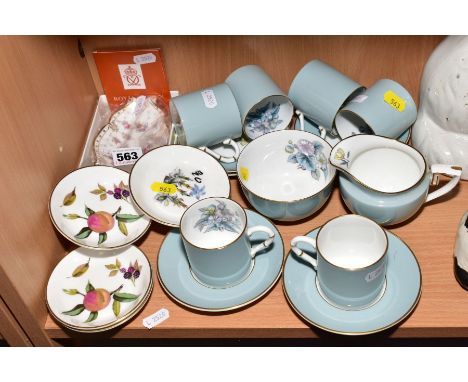 A BOXED ROYAL CROWN DERBY 'ROYAL ANTOINETTE' oval trinket dish, three Royal Worcester 'Arden' drinks coasters and one non mat