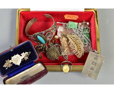 A SELECTION OF JEWELLERY, to include a silver ingot pendant with a Sheffield hallmark, a Mizpah brooch, with a Birmingham hal