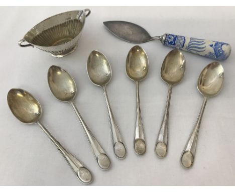 A set of 6 silver coffee spoons hallmarked Sheffield 1916. Together with a silver plate salt and a willow pattern ceramic han