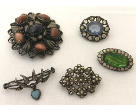 A collection of 5 silver and white metal vintage stone set brooches&nbsp;Comprising: a small oval brooch set with central gre