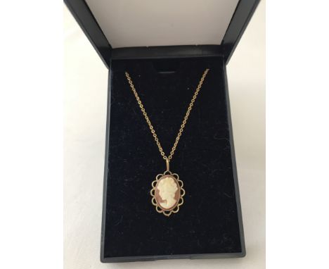 A 9ct gold cameo pendant with scalloped edge detail. On an 18" 9ct gold fine belcher chain.