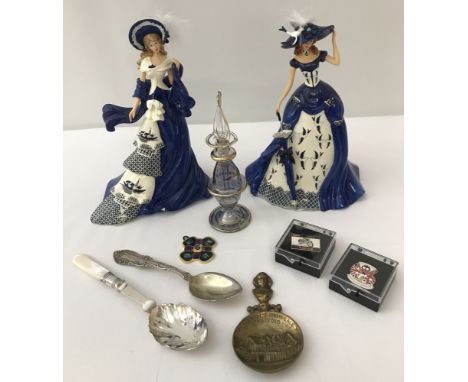 A small collection of mixed items. Comprising: a glass perfume bottle, a tea caddy spoon, an epns decorative condiment spoon,