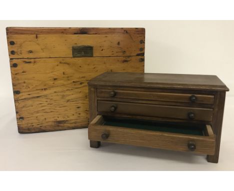 A vintage light wood lidded box together with a small dark wood 3 drawer specimen chest. With green baize lined drawers. Box 