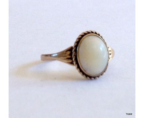 A 9ct gold opal ring size P