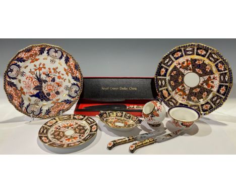 A Royal Crown Derby 2451 pattern cake slicer, boxed; a pair of 2451 pattern pistol grip tea knives; an Imari palette hair tid