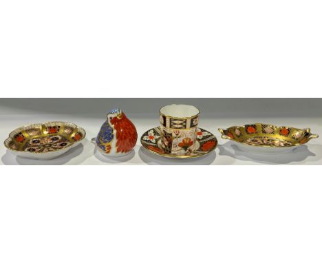 A Royal Crown Derby paperweight, Robin, gold stopper; a Royal Crown Derby Imari 1128 pattern five petal trinket tray, oval pi