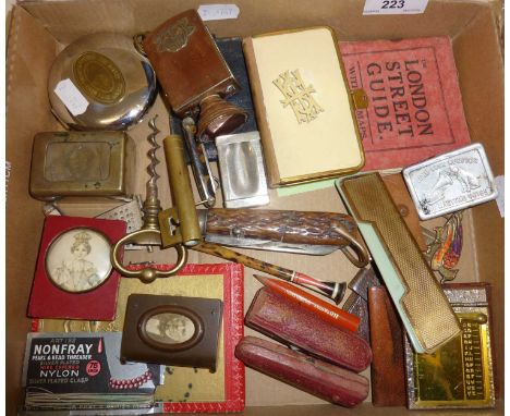 Box of collectables inc pen and pocket knives, brass key, corkscrew, bakelite vesta, Dalvey playing cards in metal case, Arts
