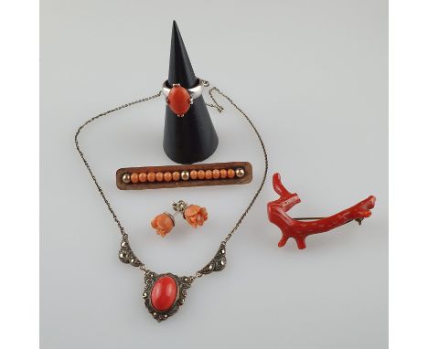   Konvolut Korallenschmuck - 5-tlg.: 1x Silbercollier mit Markasiten und rotem ovalem Koralle-Cabochon, gestempelt '800', 1x 