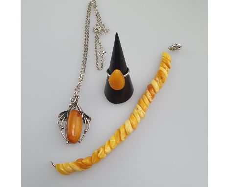 Konvolut Butterscotch-Bernstein - 3-tlg.: 1x floral geformter Anhänger mit ovalem Bernstein-Cabochon, auch als Brosche tragb
