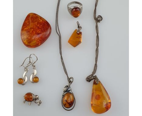   Bernstein Konvolut - 7-tlg, cognacfarbene Bernsteine mit Einschlüssen, teils mit Silbermontur, 1x Ring, D.ca.17mm, 1x Paar 