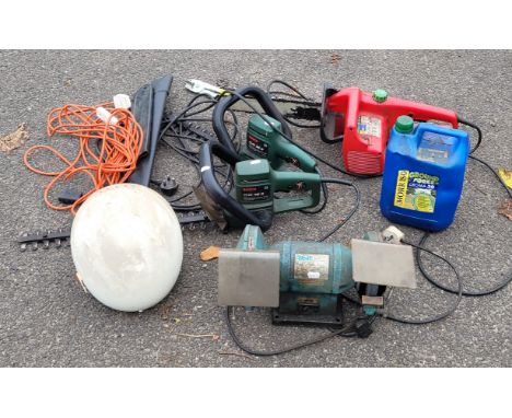 A Wolf 240v bench grinder, Sovereign 240v chain saw, Bosh 240v 36G hedge trimmer, Bosh 240v 46G hedge trimmer and a Nova open